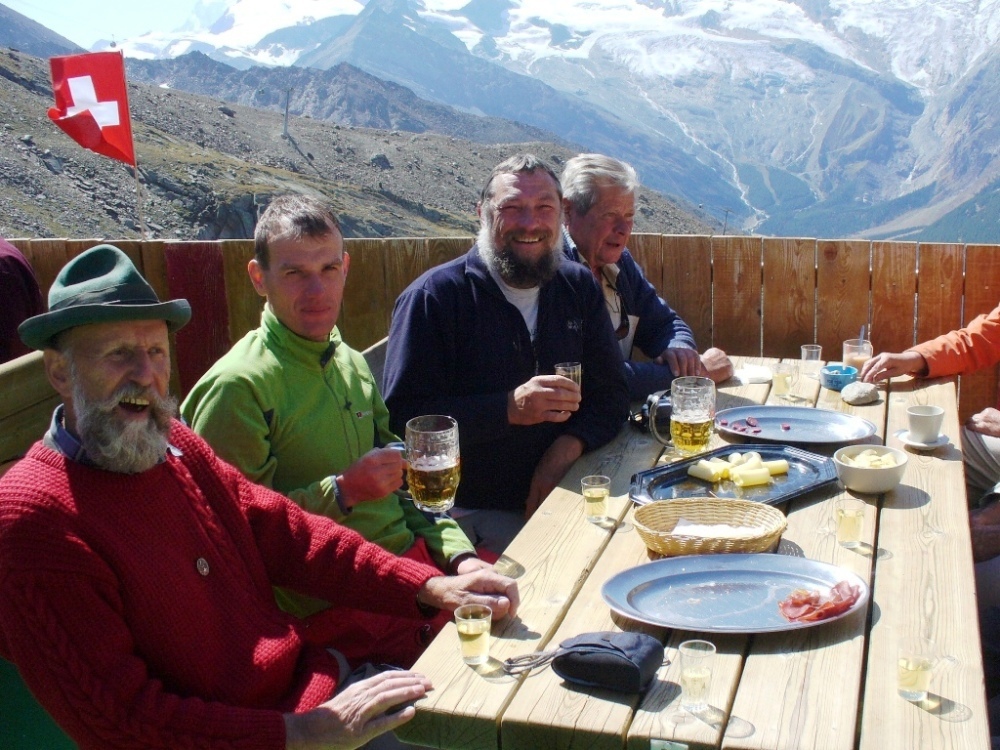 Gemtliche Runde mit Bergfreunden auf der Weissmieshtte